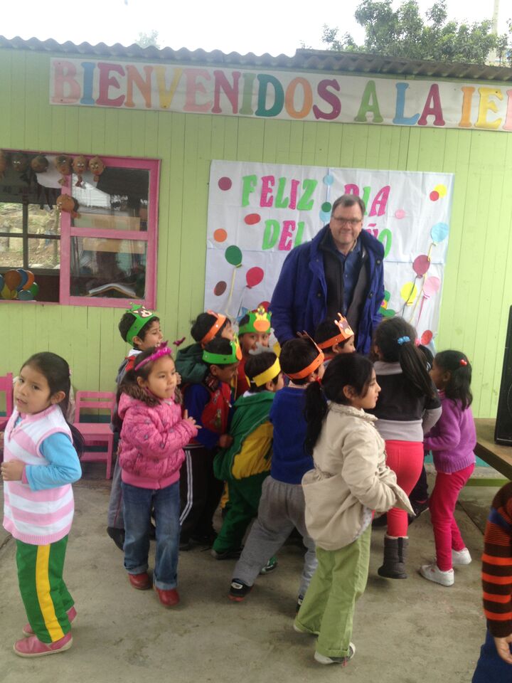 Rutenbar volunteer teaching in Villa El Salvadore, in Peru